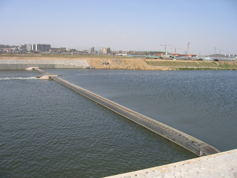 洪水防御の膨脹可能な防水ゴム製ダムの移動可能で適用範囲が広い水注入の洪水の障壁